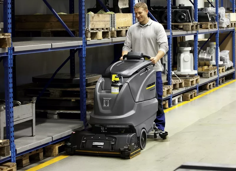 reinigungsgeräte mann mit kärcher